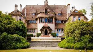 Quelle est la différence entre une villa et un manoir ?